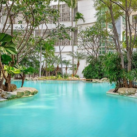 Dusit Suites Hotel Ratchadamri, Bangkok Eksteriør billede The pool at the hotel