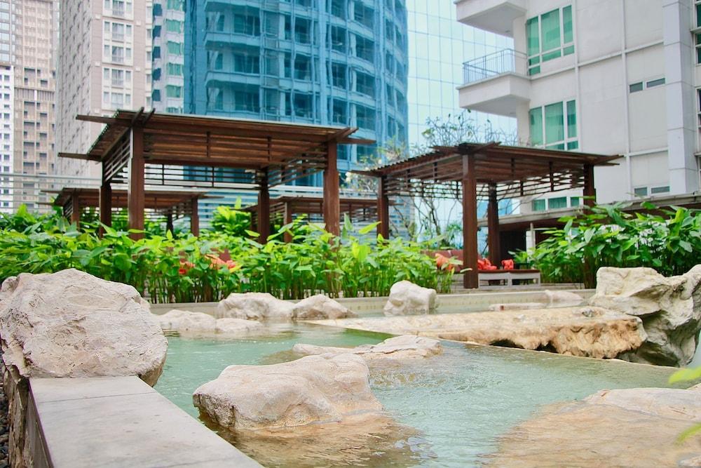 Dusit Suites Hotel Ratchadamri, Bangkok Eksteriør billede The Rock Garden