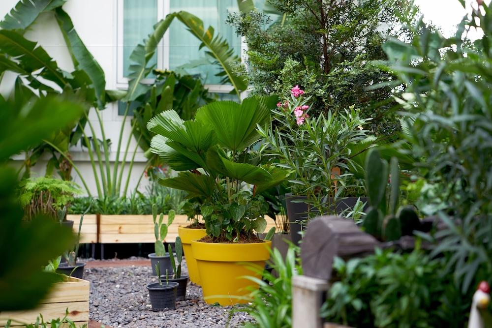 Dusit Suites Hotel Ratchadamri, Bangkok Eksteriør billede A rooftop garden in Singapore