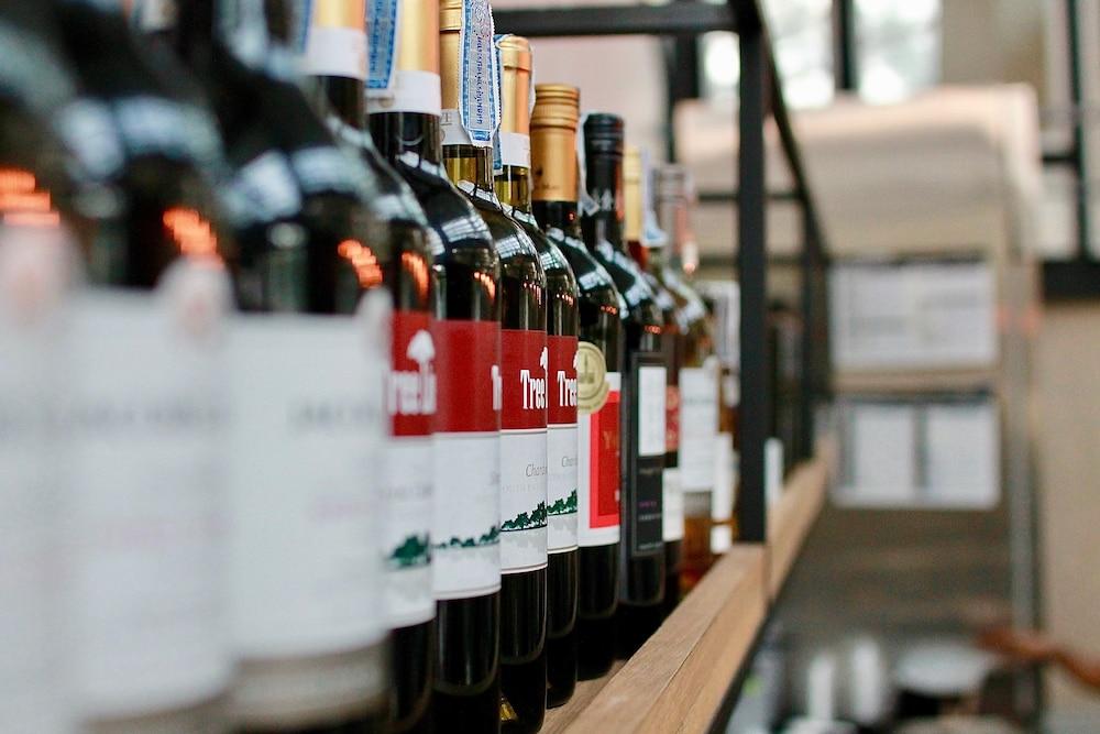Dusit Suites Hotel Ratchadamri, Bangkok Eksteriør billede Wine bottles