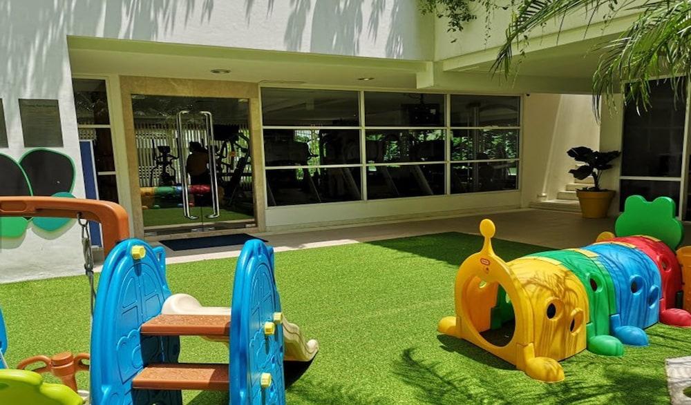 Dusit Suites Hotel Ratchadamri, Bangkok Eksteriør billede The school's playground