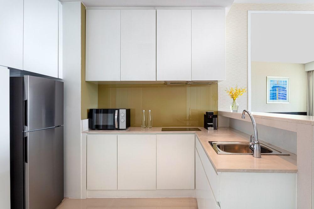 Dusit Suites Hotel Ratchadamri, Bangkok Eksteriør billede A typical kitchen in a serviced apartment