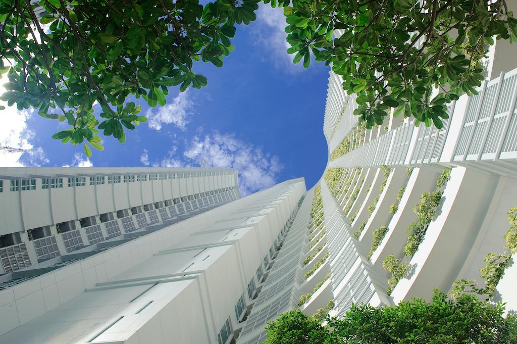 Dusit Suites Hotel Ratchadamri, Bangkok Eksteriør billede The vertical green wall at the National University of Singapore
