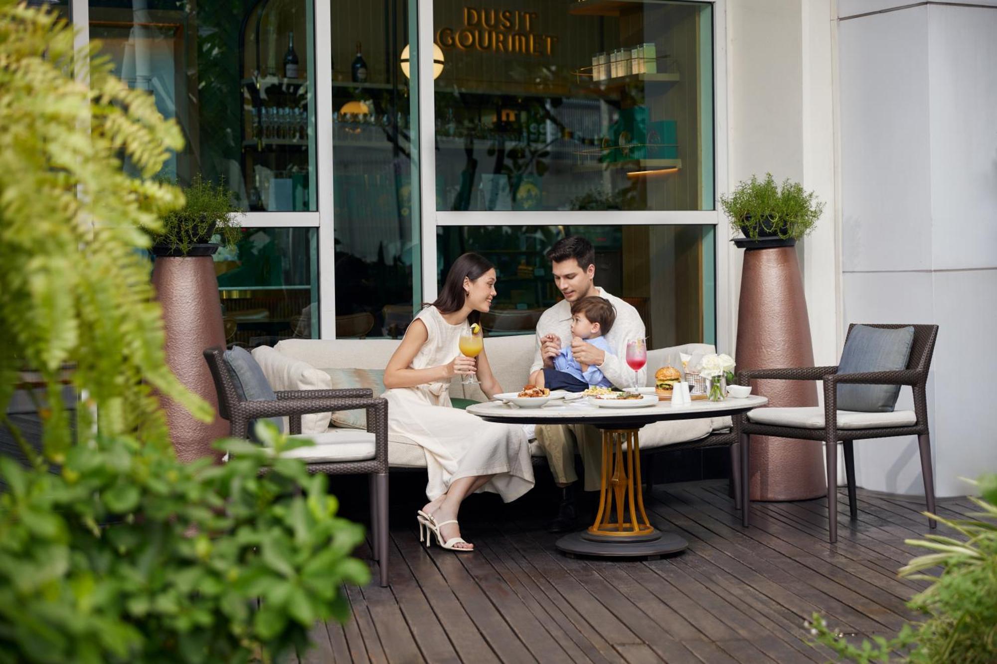 Dusit Suites Hotel Ratchadamri, Bangkok Eksteriør billede Family at the pool deck