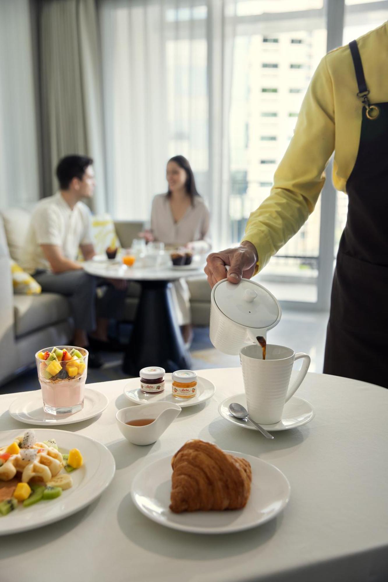 Dusit Suites Hotel Ratchadamri, Bangkok Eksteriør billede A waiter serving coffee