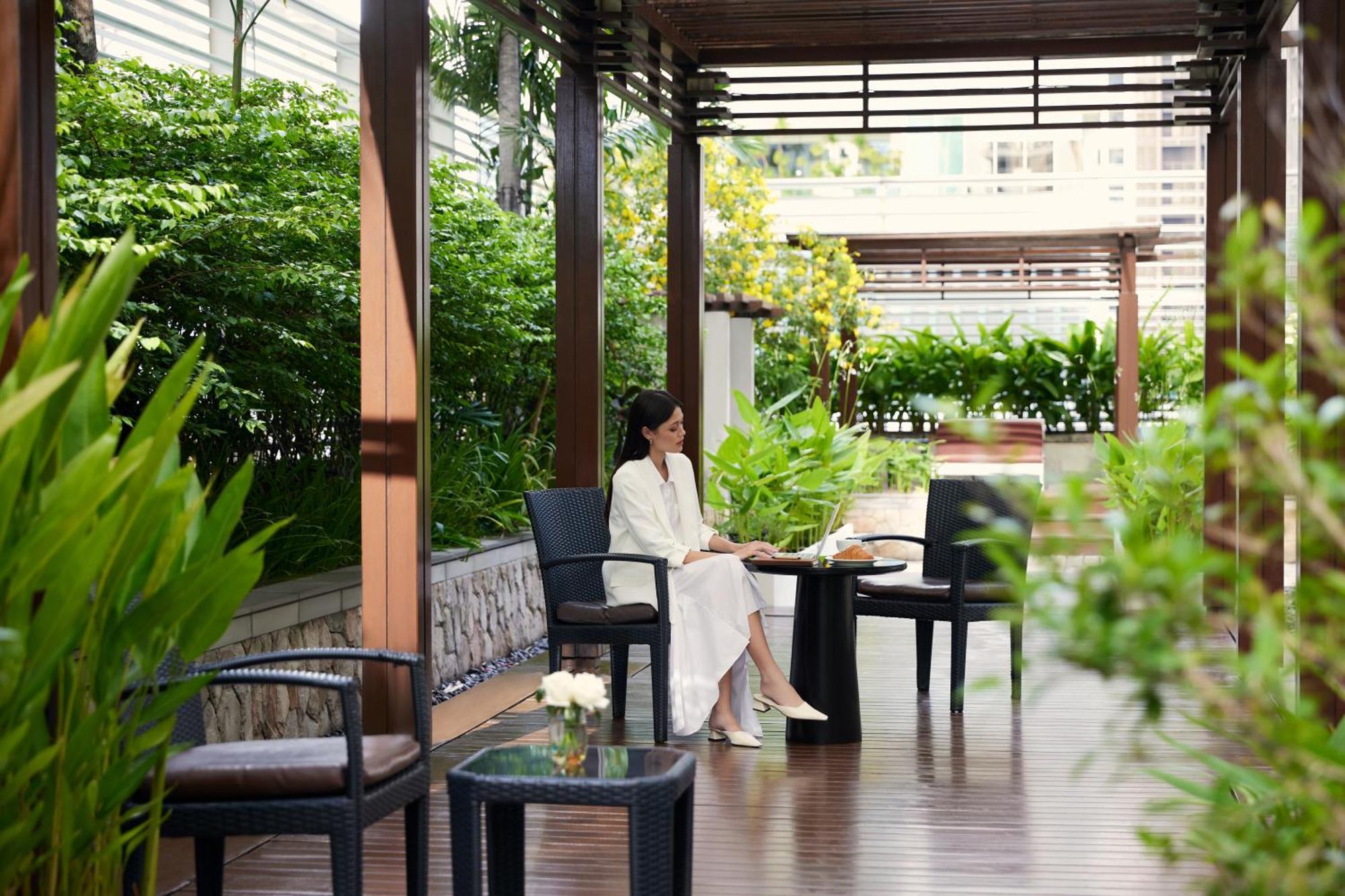 Dusit Suites Hotel Ratchadamri, Bangkok Eksteriør billede The Club at The Landmark, Bangkok