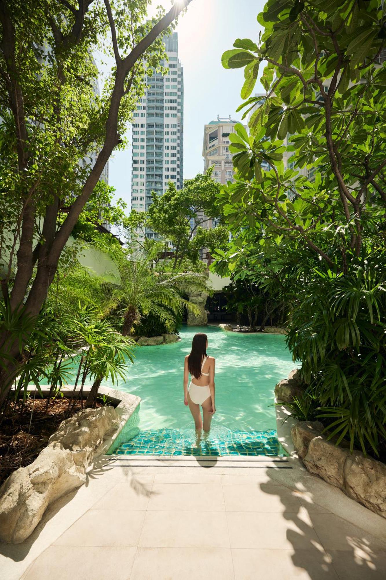 Dusit Suites Hotel Ratchadamri, Bangkok Eksteriør billede The pool at the B2 resort