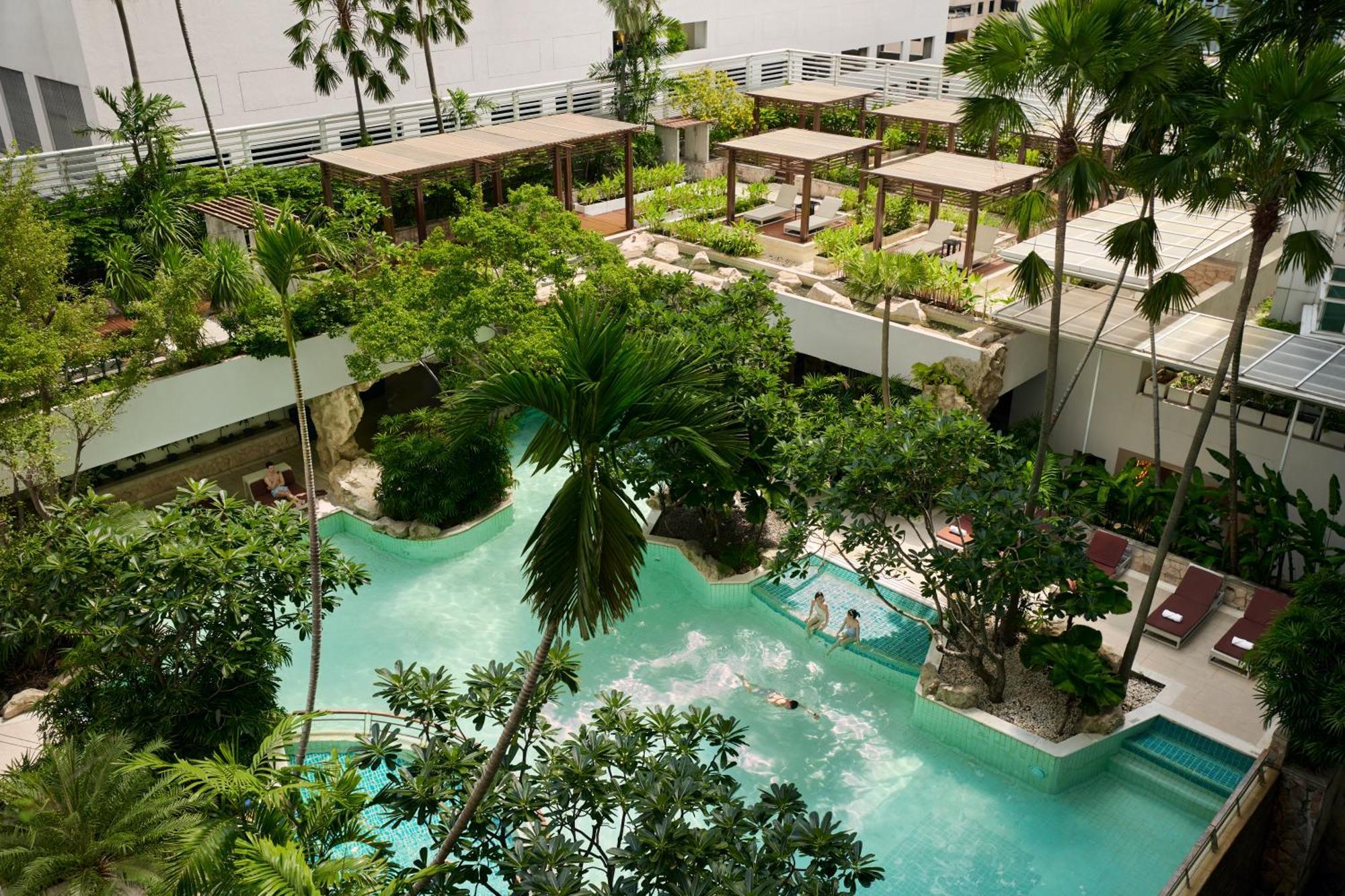 Dusit Suites Hotel Ratchadamri, Bangkok Eksteriør billede The resort's lagoon