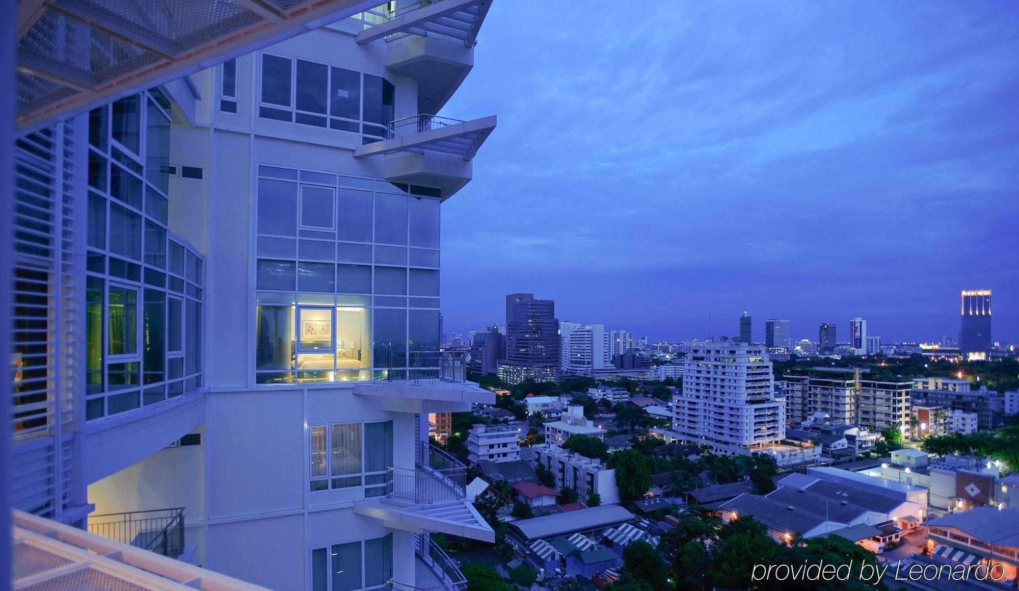 Dusit Suites Hotel Ratchadamri, Bangkok Eksteriør billede View from the 10th floor
