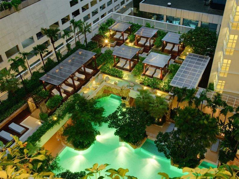 Dusit Suites Hotel Ratchadamri, Bangkok Eksteriør billede The interior courtyard of the hotel