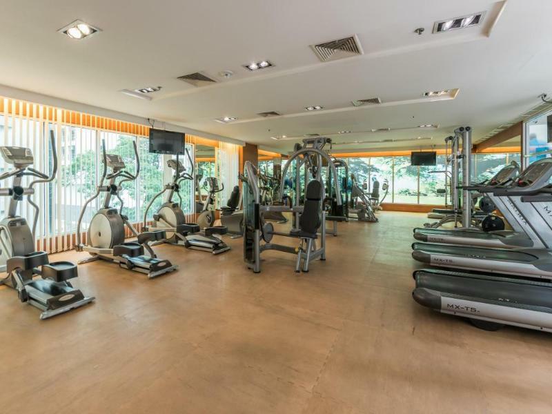 Dusit Suites Hotel Ratchadamri, Bangkok Eksteriør billede The gym at the hotel