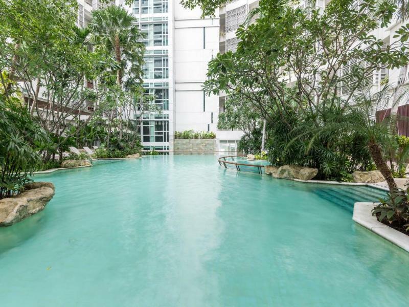 Dusit Suites Hotel Ratchadamri, Bangkok Eksteriør billede The pool at the 10th floor