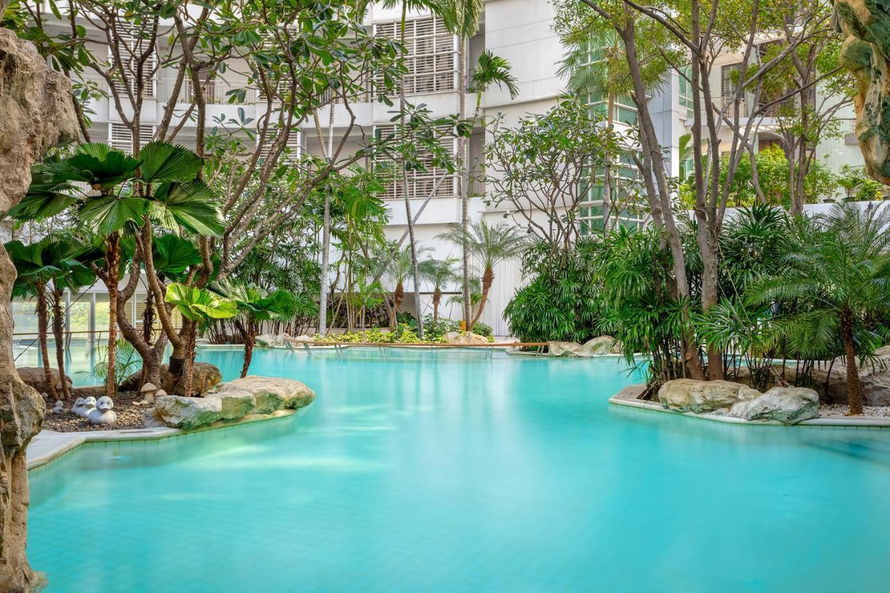 Dusit Suites Hotel Ratchadamri, Bangkok Eksteriør billede The pool at the hotel