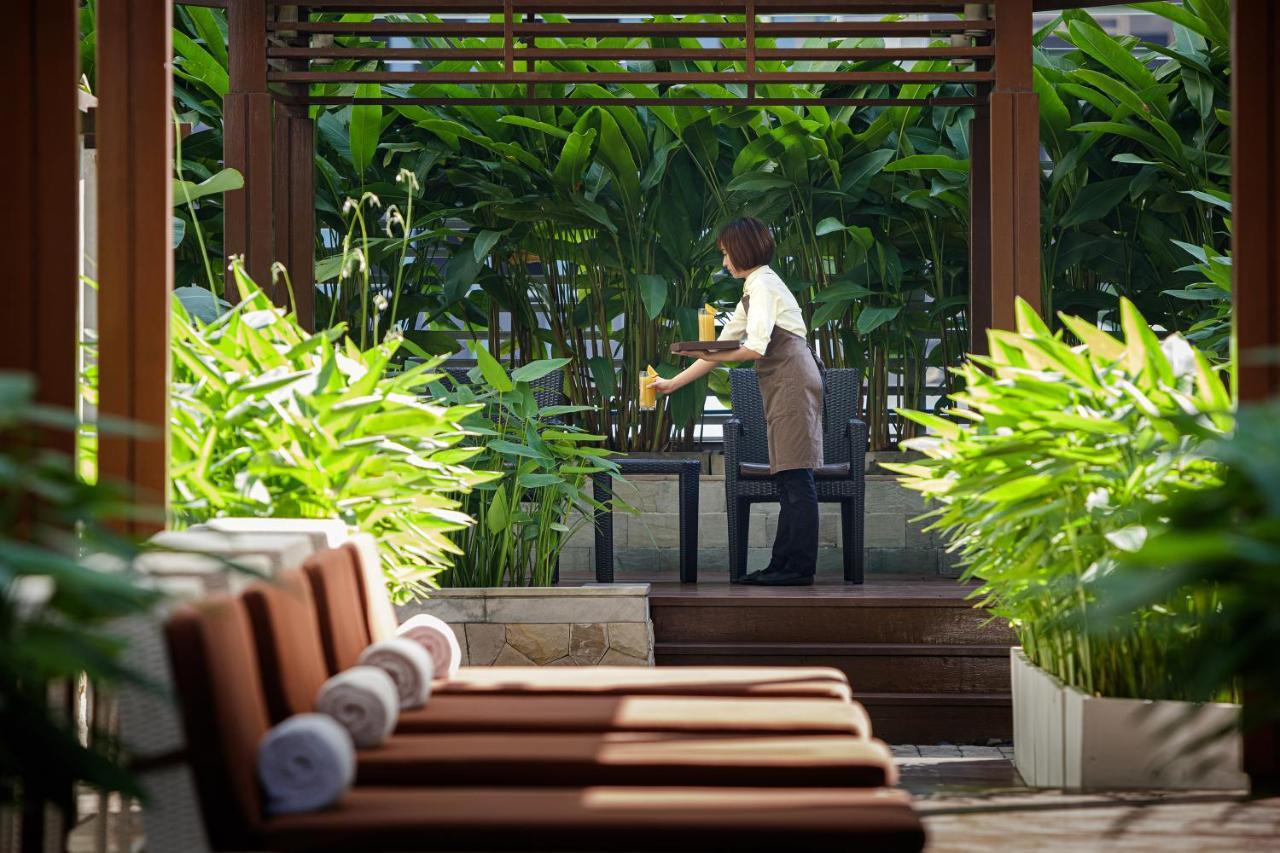 Dusit Suites Hotel Ratchadamri, Bangkok Eksteriør billede A hotel staff serving drinks at a resort
